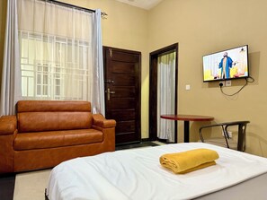 1 camera, una scrivania, ferro/asse da stiro, culla da viaggio