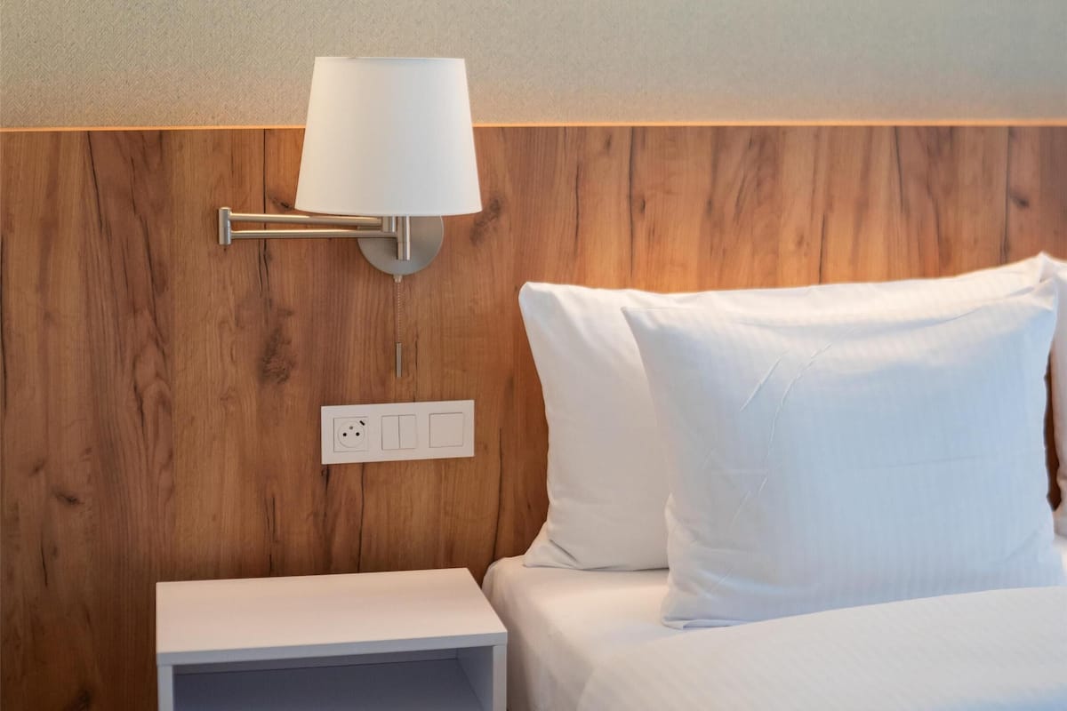 Zimmersafe, Verdunkelungsvorhänge, schallisolierte Zimmer, Babybetten