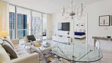 Televisión y chimenea