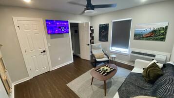 Smart TV, chimenea, estéreo y oficina