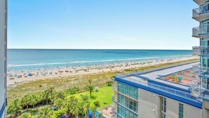 Un hotel con vista a la playa y al océano.