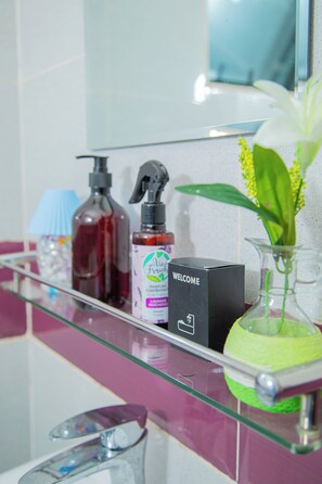 Shower, hair dryer, towels, soap - Charming 1-bedroom apartment in wonderful Abidjan with WiFi (Angre)