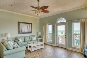 Apartment, Mehrere Betten (Vista del Mar I - Short Walk to the B) | Wohnbereich | Fernseher