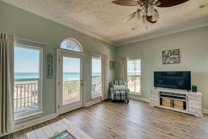 คอนโด, หลายเตียง (Vista del Mar I Short Walk to the Bea) | บริเวณนั่งเล่น | ทีวี