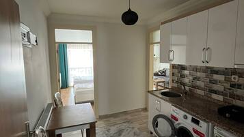 Phòng Suite tiện nghi đơn giản, phòng tắm riêng, quang cảnh thành phố | 1 phòng ngủ, bàn, khu vực làm việc phù hợp cho laptop, màn/rèm cản sáng