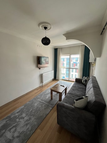 1 habitación, escritorio y espacio para trabajar con laptop