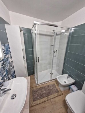 Dusche, Haartrockner, Bidet, HandtĂŒcher