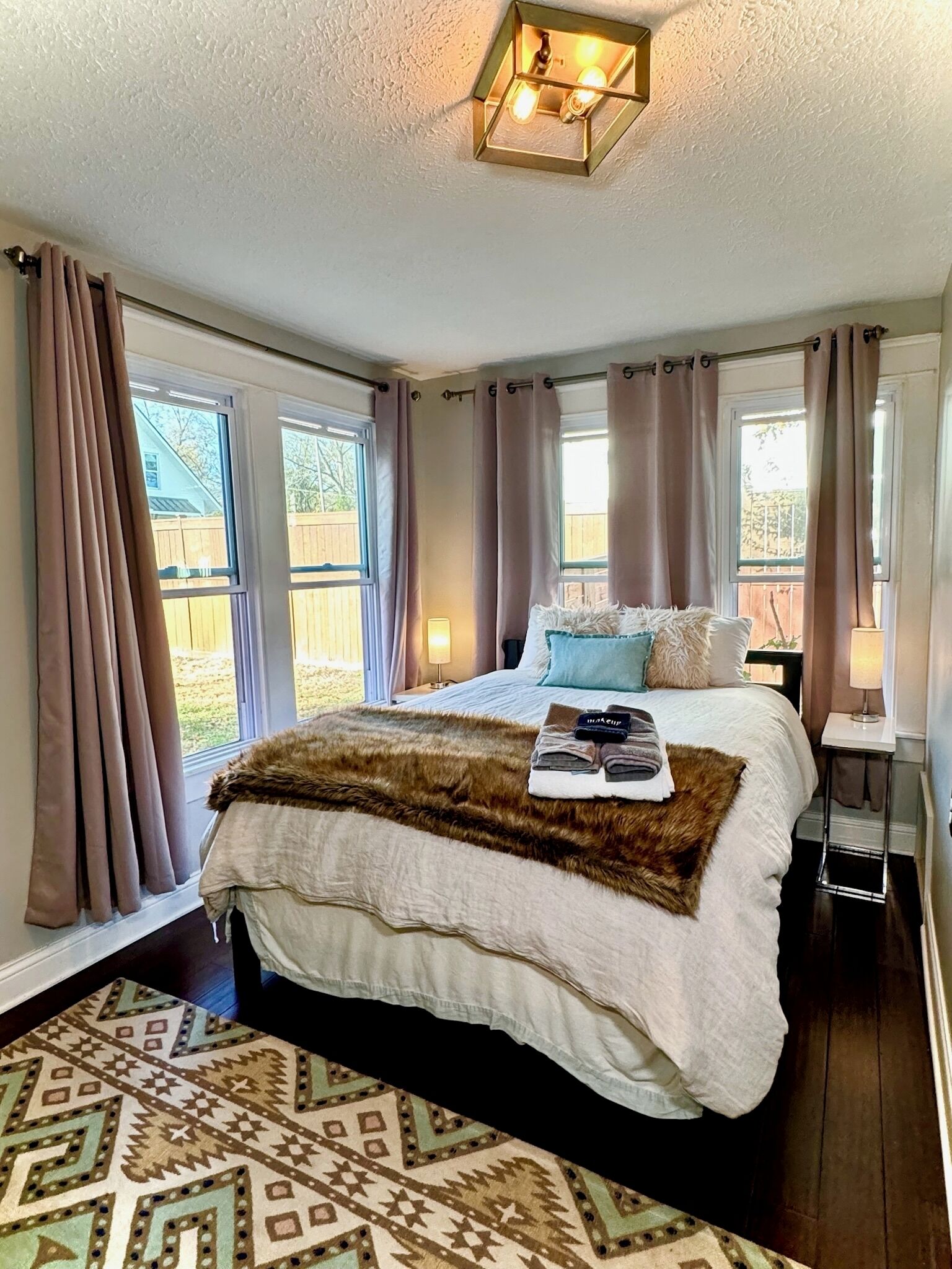 3 soverom, skrivebord, strykejern/-brett og reiseseng for barn