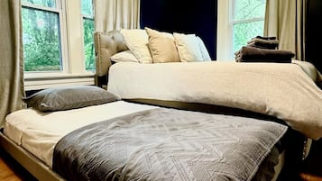 3 quartos, escrivaninha, ferros/tábuas de passar roupa, berço de viagem