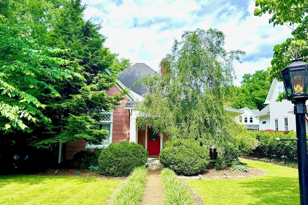 Charming 115-year-old Victorian near shops, dining, music & private entry.