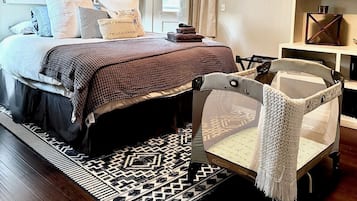 3 soverom, skrivebord, strykejern/-brett og reiseseng for barn