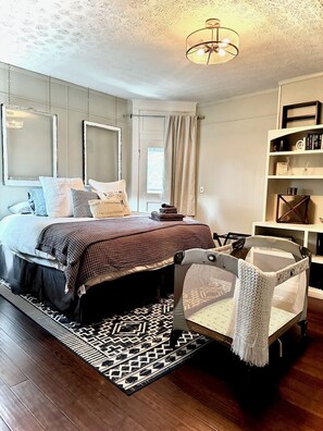 3 habitaciones, escritorio y tabla de planchar con plancha 