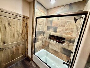 Ducha, secador de pelo, toallas, jabón