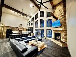 Smart TV y chimenea 