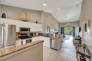 Fridge, microwave, oven, stovetop - Immaculate 2 Bed / 2 Bath Resort Condo in Naples. Close to Marco Island!  (Naples)