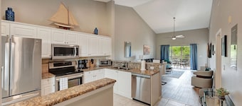 Immaculate 2 Bed / 2 Bath Resort Condo in Naples. Close to Marco Island!