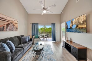 Smart-tv, böcker och en stereo