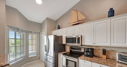 Immaculate 2 Bed / 2 Bath Resort Condo in Naples. Close to Marco Island!