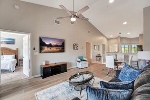 Smart TV, books, stereo - Immaculate 2 Bed / 2 Bath Resort Condo in Naples. Close to Marco Island!  (Naples)