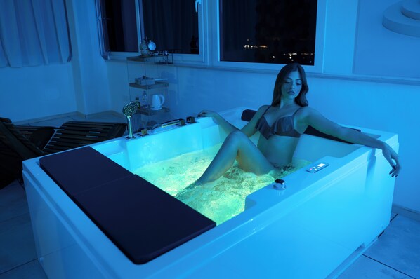 Indoor spa tub - Dimora Mariuccia6 paradise nestled in the olive grove, with spa and large outdoor spaces (monte sant'angelo)