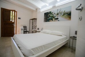 6 dormitorios, escritorio, tabla de planchar con plancha y cuna de viaje