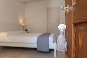6 chambres, bureau, fer et planche à repasser, lit de bébé portatif