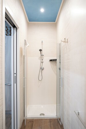 Shower, hair dryer, bidet, towels - Dimora Mariuccia6 paradise nestled in the olive grove, with spa and large outdoor spaces (monte sant'angelo)