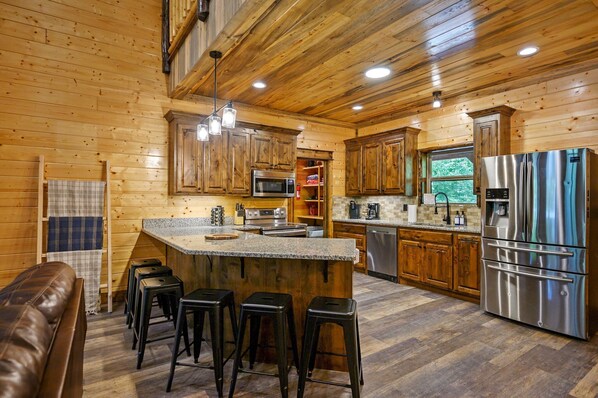 冷蔵庫、電子レンジ、オーブン、コンロ