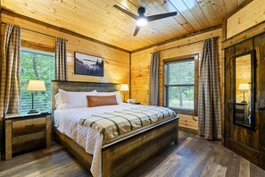 4 室のベッドルーム、セーフティボックス (室内)、デスク、アイロン / アイロン台