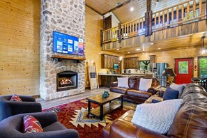 Smart TV, fireplace - 10% Off Member Deal•Walk to Town•Private Creek•Hot Tub•Treehouse•Firepit•Game Rm (Broken Bow)