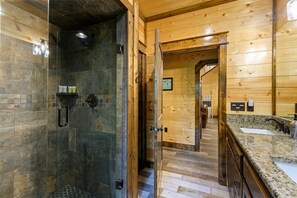 Regadera, amenidades de baño ecológicas, secadora de cabello, toallas 
