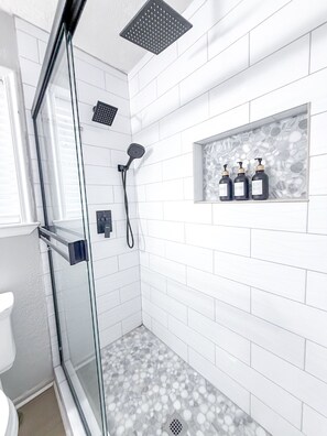 Hair dryer, towels, soap, shampoo - Lake Livingston Retreat - Newly Renovated (Coldspring)