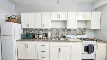 Frigorífic, microones, forn i placa de cuina