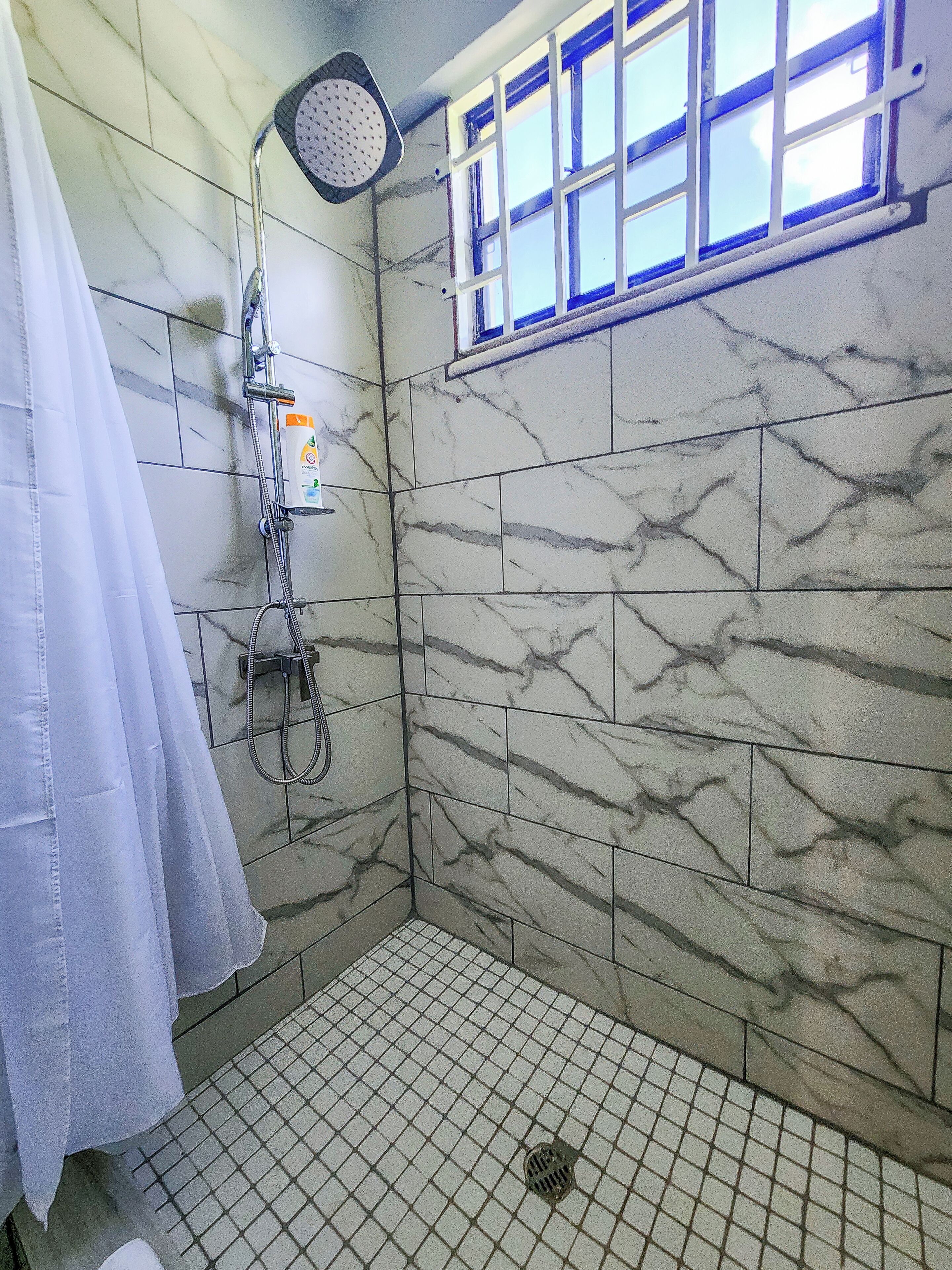 Douche, serviettes fournies, savon, papier toilette