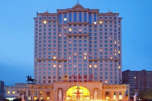 Exterior - Royal Hotel (Xiaoyi)