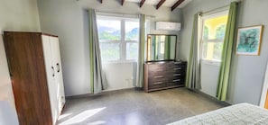 5 bedrooms, iron/ironing board, free WiFi, bed sheets - Spacious modern 5 bedroom island retreat in Picard w/ king bed and A/C (Portsmouth)