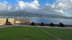 Une vue sur la côte, avec des murs en pierre et une zone herbeuse.