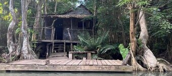 Spacious modern 5 bedroom island retreat in Picard w/ king bed and A/C
