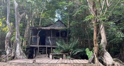 Spacious modern 5 bedroom island retreat in Picard w/ king bed and A/C