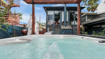 Tina de hidromasaje al aire libre