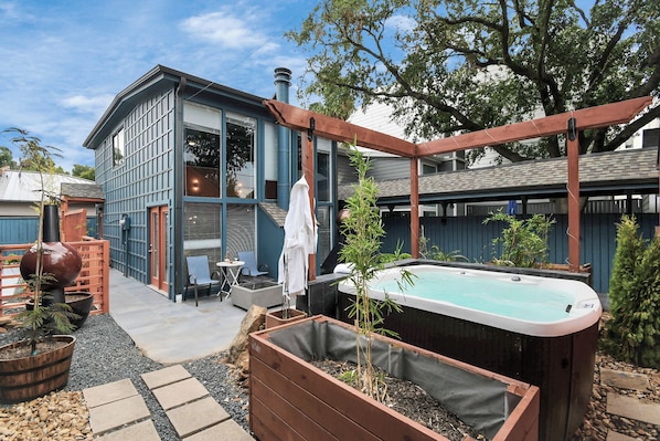 Bañera de hidromasaje al aire libre