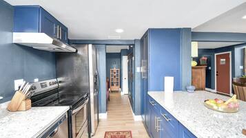 Refrigerador, lavavajillas, cafetera y tetera y tetera eléctrica