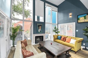 Una televisión, libros, una biblioteca de música, una videoteca