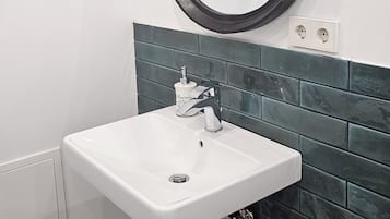 Secador de pelo, toallas, jabón y papel higiénico