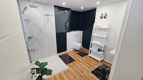 ヘアドライヤー、タオル、石鹸、トイレットペーパー. Modernes & Zentrales Apartment