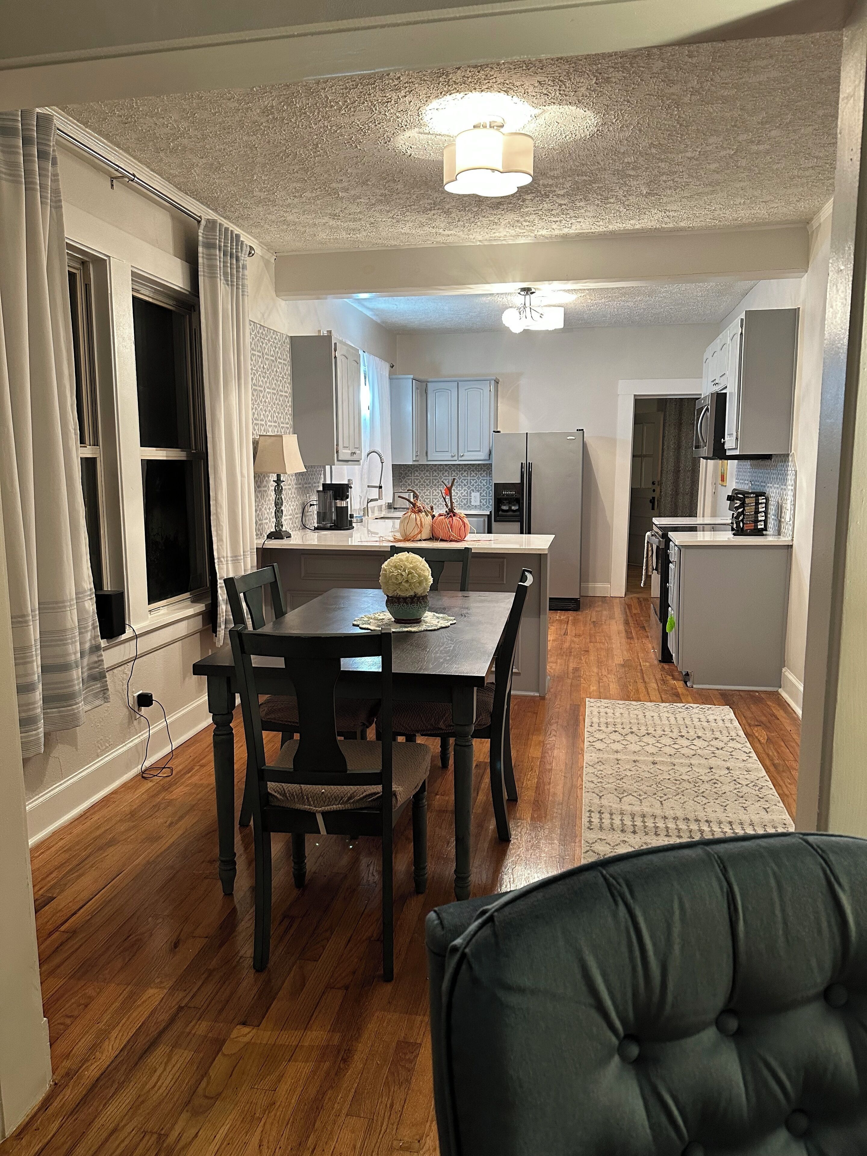 Charming 2-bedroom 1940s bungalow in lovely Columbus park district with WiFi, AC