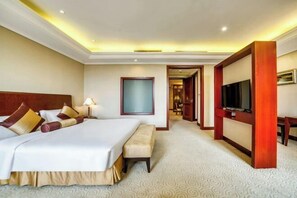 A hotel room with a large bed, a television, a desk, and a chair. - Shanghai Pudong Lingang Kaiyuan Hotel (Shanghai)