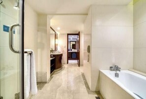 A bathroom with a bathtub, a shower area, and a sink. - Shanghai Pudong Lingang Kaiyuan Hotel (Shanghai)