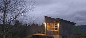 The Rimu Hut: Luxury riverside and off-grid