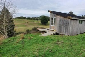 Exterior - The Rimu Hut: Luxury riverside and off-grid (Te Anga)